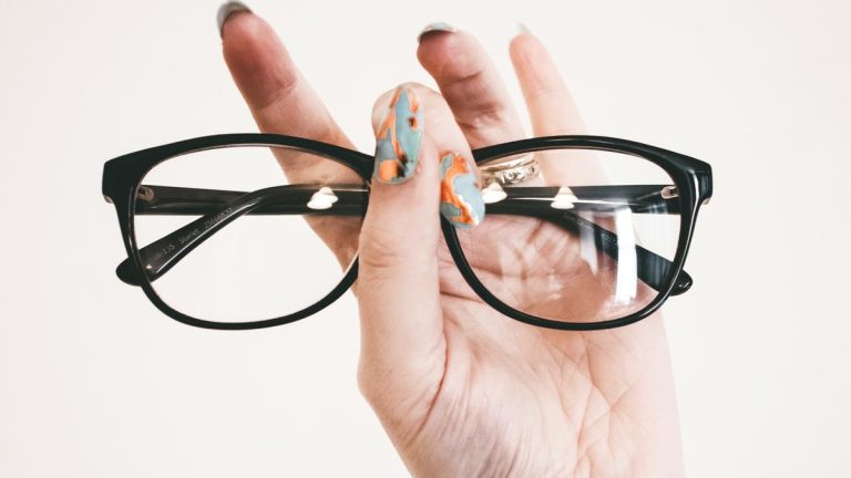 Tips Merawat Kacamata Agar Awet dan Bebas dari Jamur