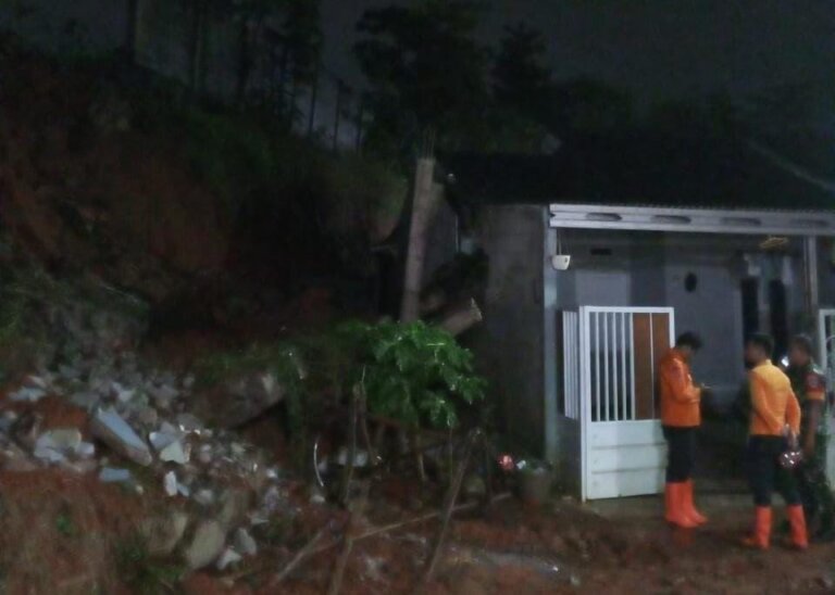 Banjir dan Longsor Terjang Gunung Sindur Bogor, Timpa Rumah Warga