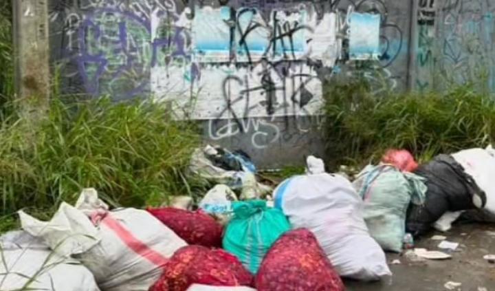 Sampah Berkarung-karung di Jalan Raya Pasir Eurih Bikin Warga Geram