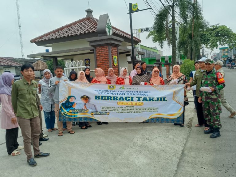 Kecamatan Dramaga Bogor Bagi-Bagi 350 Takjil Gratis ke Pengendara