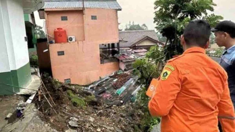 4 Rumah Warga Rusak Akibat Longsor di Puncak Bogor