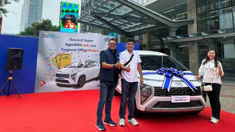 Beri Apresiasi, BRI Serahkan Mobil dan Logam Mulia kepada Pemenang Program Super AgenBRILink