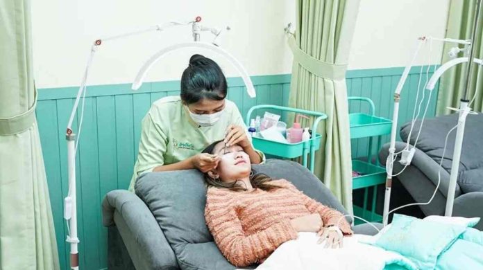 Besthetic Clinic Bogor memberikan edukasi mendalam terkait rahasia kulit yang glowing melalui perawatan.