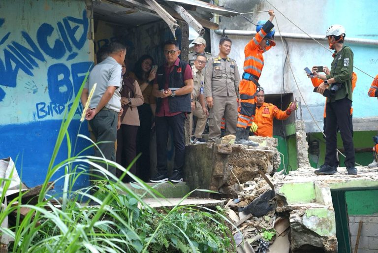 Pj Wali Kota Bogor Tinjau 2 Lokasi Bencana Longsor 