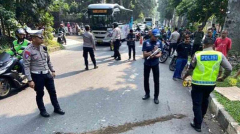 Kecelakaan Maut di Jalan Ahmad Yani, Angkot Tabrak Pengendara Motor Hingga Tewas