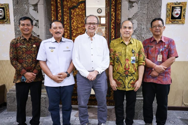 Temui Pemda Klungkung, KemenKopUKM Pastikan Tak Ada Pembatasan Jam Operasional Warung Kelontong