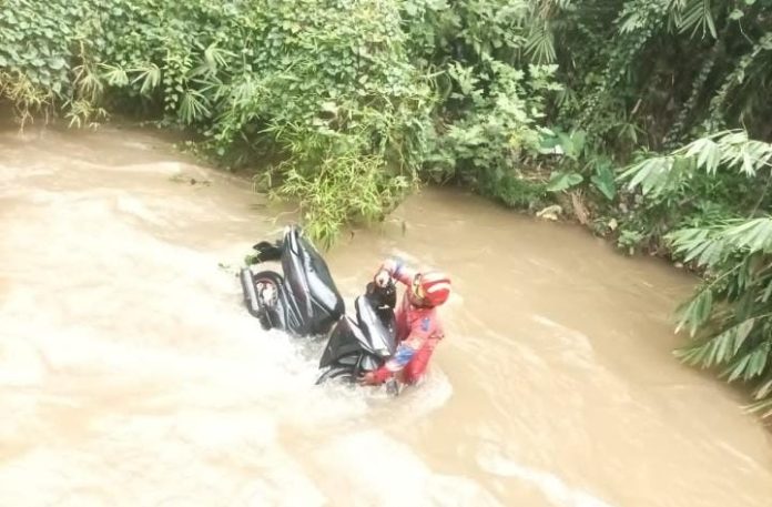 Pria Ceburkan Motor ke Sungai Cipakancilan Cilebut Bogor