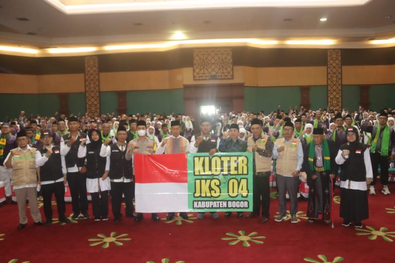 Pj. Bupati Bogor Lepas Keberangkatan 432 Calon Jemaah Haji Kloter 04 JKS