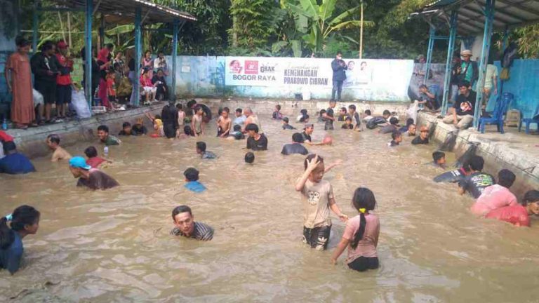 Relawan Prabowo – Gibran Bogor Raya “Ngubek Empang” Dan Bagikan Susu Gratis 