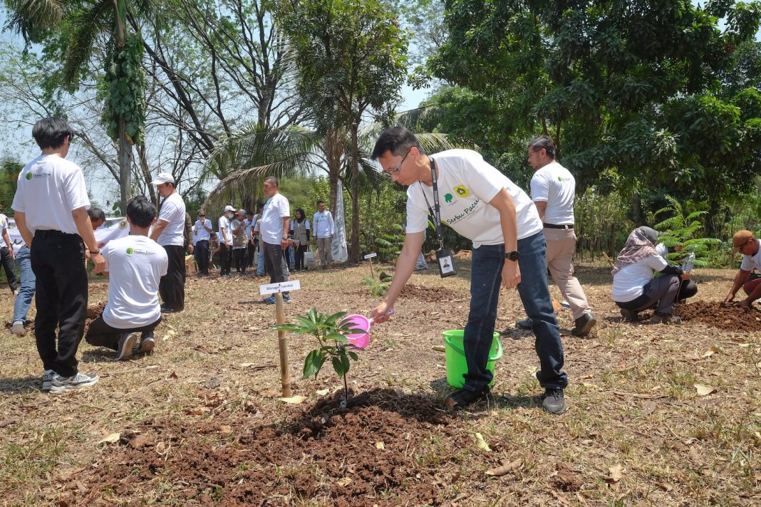 Solusi Bangun Indonesia Pabrik Narogong Raih TOP CSR Awards