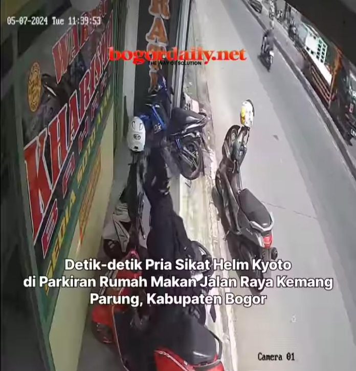 Curi Helm di Warteg