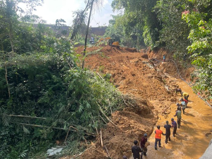 Warga dan Tirta Pakuan Bantu Pekerjaan Emergency Longsor di Desa Tangkil Bogor