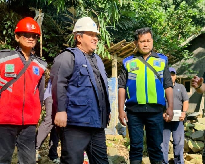 Warga dan Tirta Pakuan Bantu Pekerjaan Emergency Longsor di Desa Tangkil Bogor