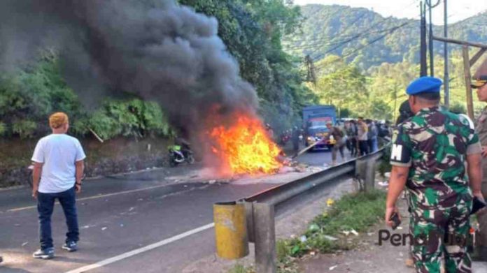 Operasi penertiban lapak-lapak milik Pedagang Kaki Lima (PKL) dan bangunan liar di sepanjang bibir Jalan Raya Puncak, Cisarua, Kabupaten Bogor, berlangsung menegangkan, Senin, 24 Juni 2024.