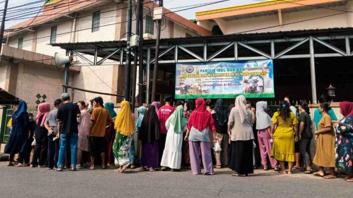 Puluhan Warga Antusias Dapatkan Daging Kurban di Cilebut Bogor