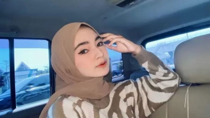 Selebgram Aida Selvia Bongkar Cewe Blonde Selingkuhan Suaminya. Siapa Dia? 