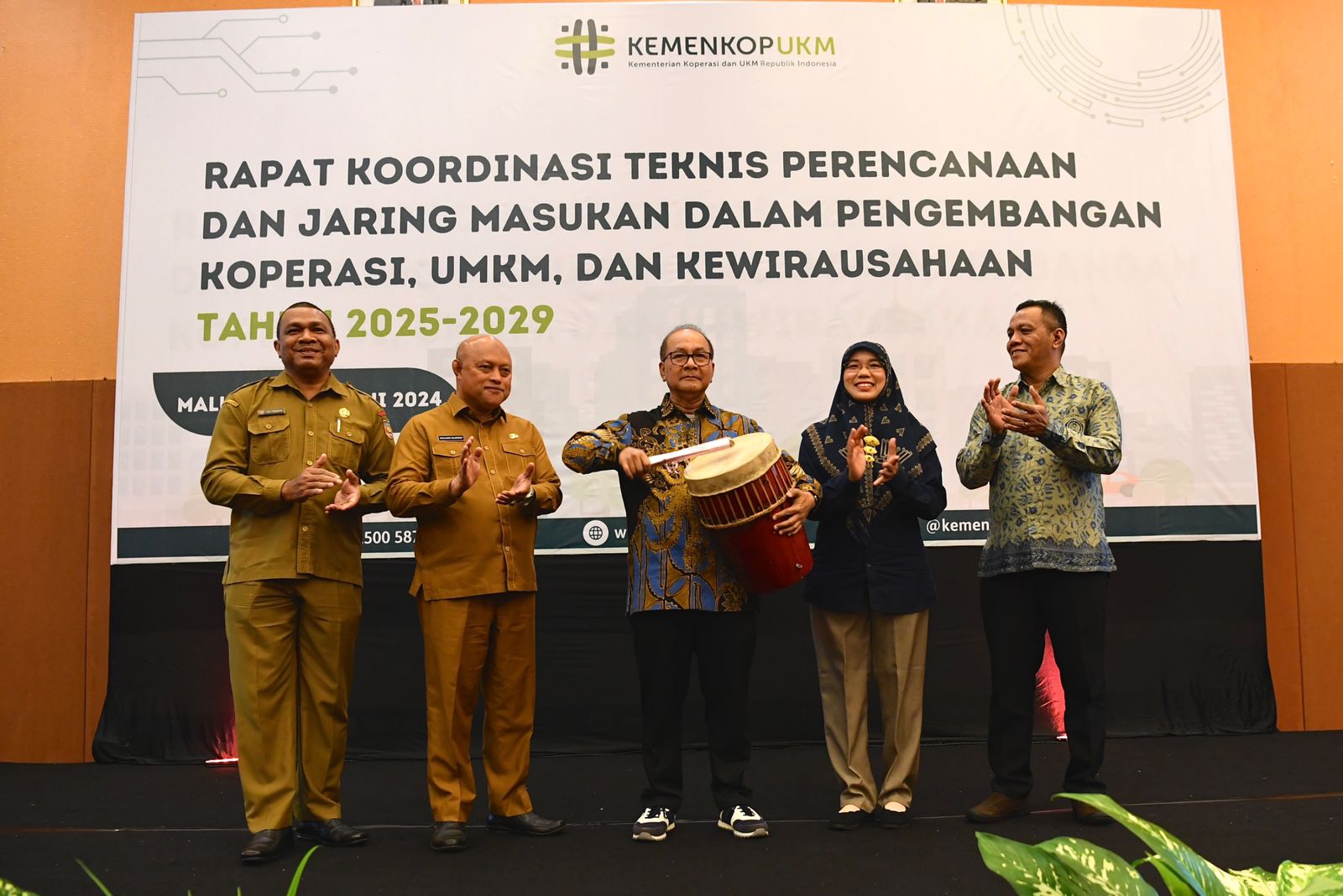 Sekretaris Kementerian Koperasi dan UKM (SesKemenKopUKM) Arif Rahman Hakim pada Rapat Koordinasi Teknis Perencanaan dan Jaring Masukan Dalam Pengembangan Koperasi, UMKM, dan Kewirausahaan Tahun 2025-2029, di Kota Ambon, Provinsi Maluku, Selasa, 25 Juni 2024. (Foto: Dok. KemenKopUKM)