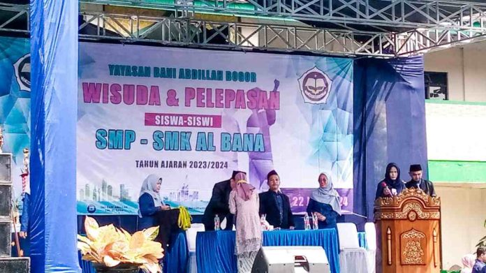 Suasana Haru Iringi Pelepasan Wisuda Siswa-siswi di SMP dan SMK Al Bana Cilebut Bogor