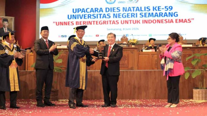 UNNES Anugerahi Upakarti Reksa Mrga-taru untuk Jansen Manansang atas Dedikasi Selamatkan Satwa-satwa di Indonesia!