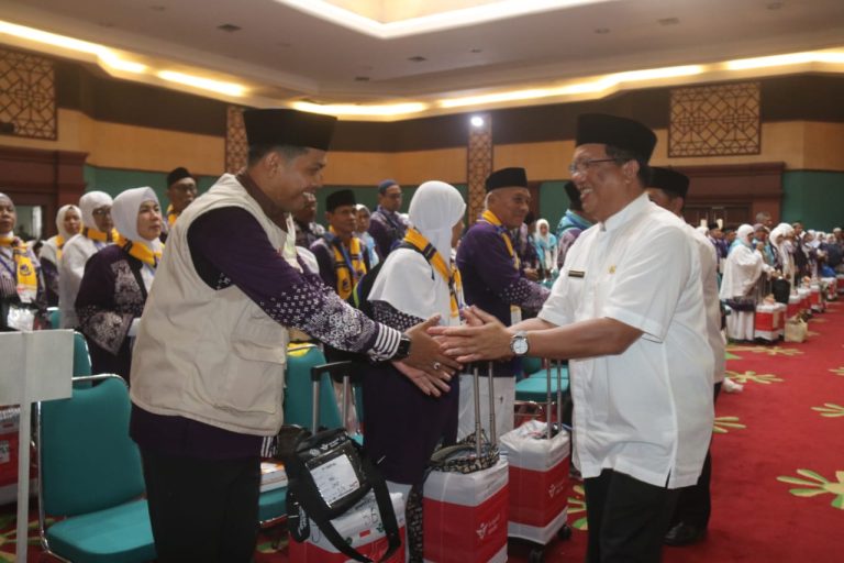 Pemkab Bogor Berangkatkan 432 Calon Jamaah Haji Kloter 56 JKS  