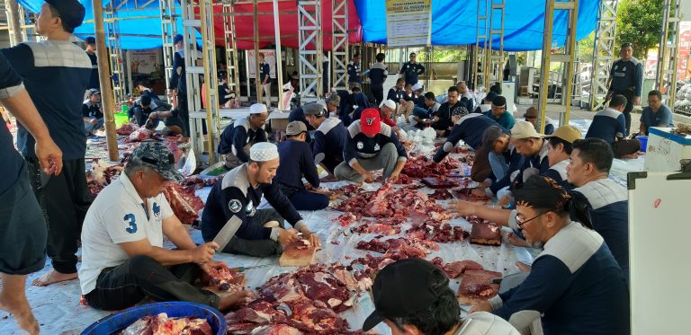 Idul Adha Bersama Masjid Al Madinah Katulampa Bogor, Bagikan 2 Ribu Paket Daging Kurban