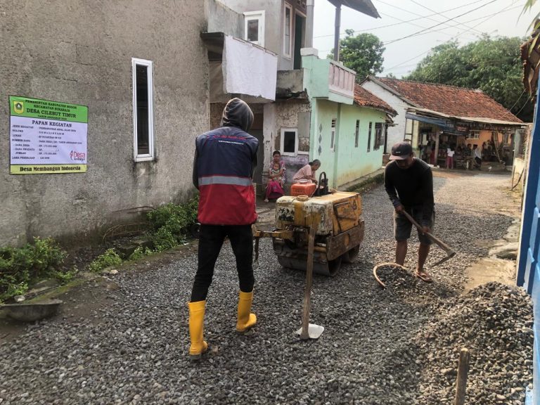 Bertahun-Tahun Rusak, Akhirnya Akses Jalan Kampung Patahunan RW 10 Cilebut Timur Mulai Diperbaiki