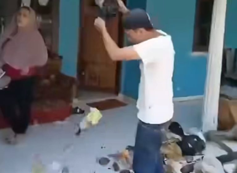 Viral Video Warga Ramai-Ramai Kembalikan Sampah ke Rumah Pelaku, Isinya Bekas Paket Online