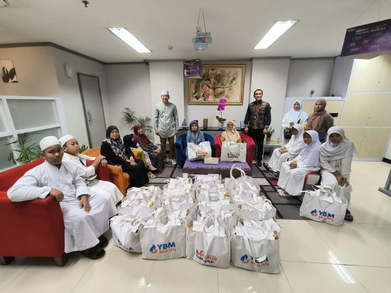 BRI dan YBM Briliant Salurkan Bantuan Sembako ke Anak Yatim Piatu dan para Janda