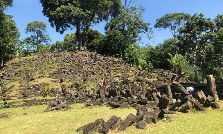 Melihat Lebih Dekat Situs Cagar Budaya Gunung Padang, Punden Berundak Tertua di Indonesia