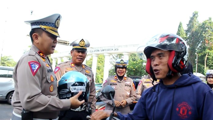 Kasat Lantas Polresta Bogor Kota Kampenye Road Safety Dengan Bagi Helm dan Imbau Langsung Pengendara di Jalan