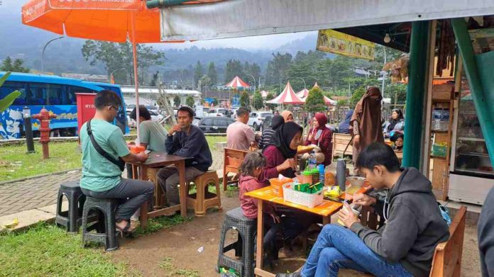Pasca Penertiban, Masyarakat Mulai Ramai Kunjungi Kios Rest Area Puncak Gunung Mas