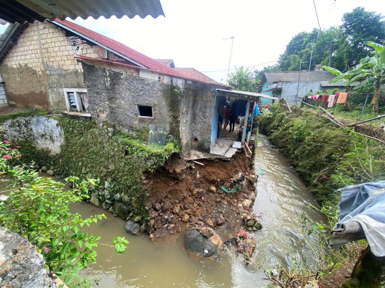 Hujan Deras di Bogor: Sungai Ciharascas Meluap, Rumah Warga Tegallega Terendam Banjir