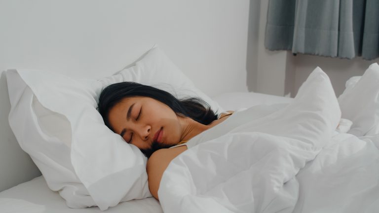 Manfaat Tidur Nyenyak dengan Lampu Mati, Kamu Pilih yang Mana?