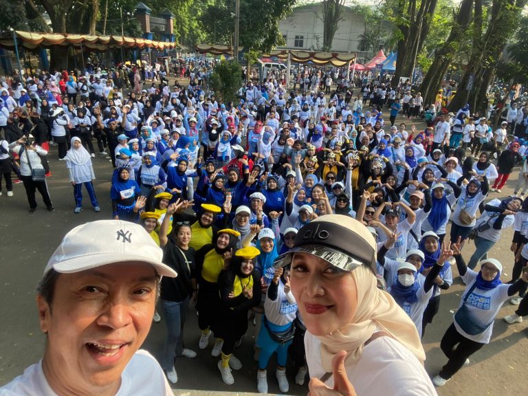 Peserta Festival Antusias Ikut Senam Joget Asyik Bersama Dedie Rachim