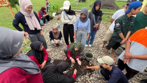 Mahasiswa IPB KKNT di Pekalongan Praktekan Lima Progam Unggulan 