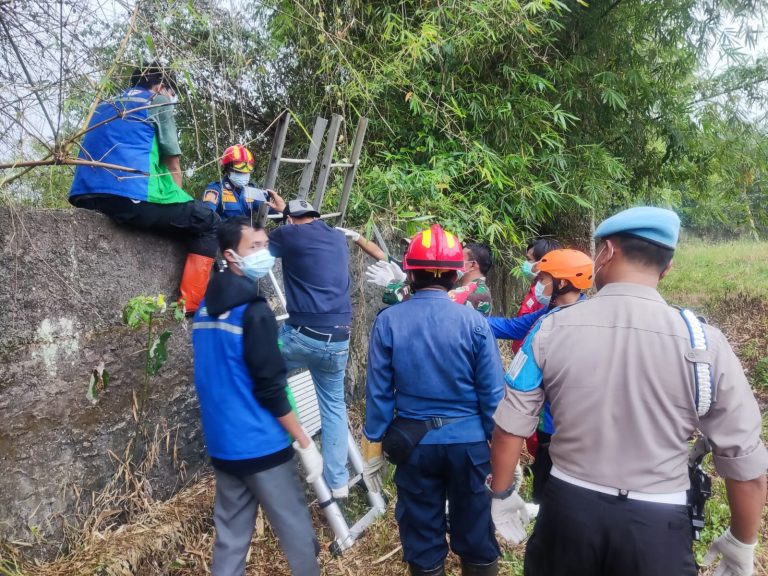 Mayat Pria Tanpa Kelamin dan Identitas Ditemukan Warga di Sungai Ciliwung Cilebut