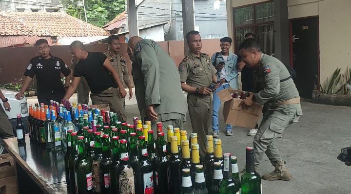 Satpol PP Kota Bogor Musnahkan Ribuan Botol Miras Hasil Razia