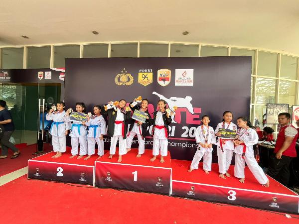 Tim Karate Beregu Usia Dini Putri Bogor Sabet Emas di Kejuaraan Nasional