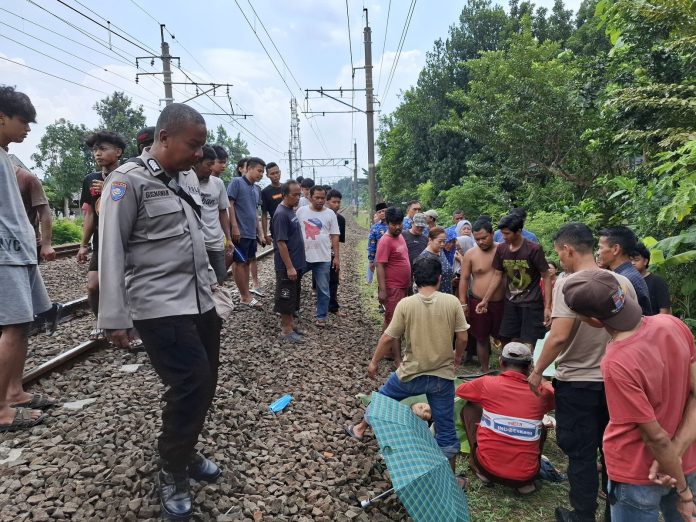 Wanita Tertabrak Kereta Api