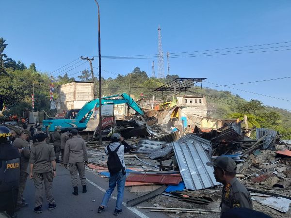 196 Lapak PKL di Puncak Bogor Dibongkar Aparat Gabungan