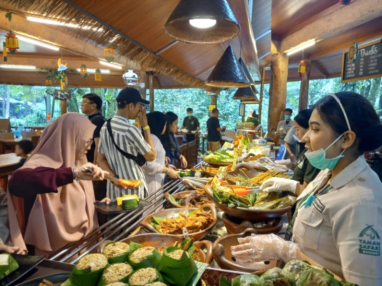 Kulineran Sunda di Safari Kuring Taman Safari Bogor, Ini Menu Favoritnya!