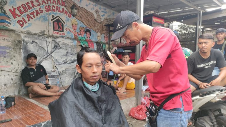 Andalan Business Grup Gelar Potong Rambut Gratis untuk Karyawan dan Warga Sekitar