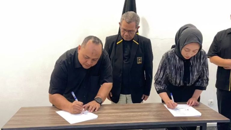 Atang Trisnanto dan Annida Allivia Terima Rekomendasi dari Partai Ummat untuk Pilkada Kota Bogor 2024