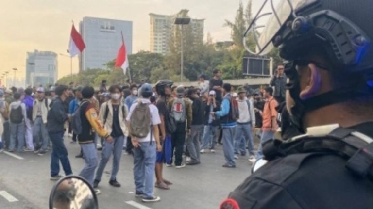 Bantu Senior, Anak STM Ikut Demo Tolak UU Pilkada