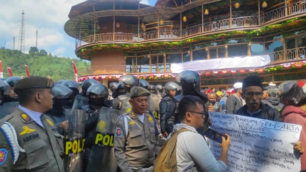 Dinilai Tebang Pilih, Ratusan Warga dan PKL di Kawasan Puncak Tolak Pembongkaran