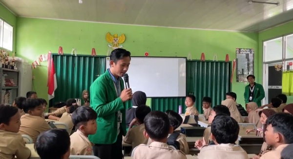 Cerdas Bermain Gadget: KKM Kelompok 03 IUQI Bogor Edukasi Siswa SDN Benteng 01