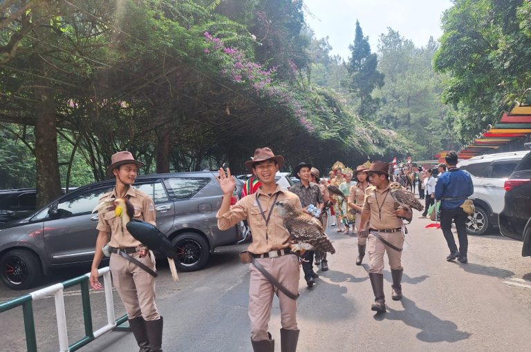 Meriahnya ​Parade Satwa dan Budaya HUT Kemerdekaan RI ke-79 di Taman Safari Bogor