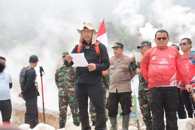 Rayakan HUT RI ke-79, Pj Bupati Bogor Bacakan Manifesto Lingkungan di Kawah Ratu Gunung Salak