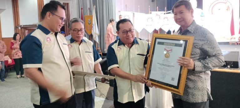 Dinilai Berdedikasi Jaga Demokrasi, Prabowo Subianto Dapat Pin Emas dari SMSI