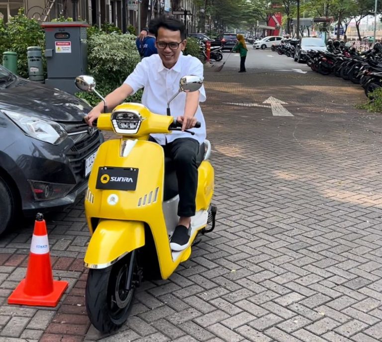 Ade Wardhana Siap Gratiskan Motor Listrik untuk Siswa dan Kades